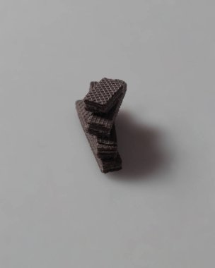 Çikolatalı bisküvi gofretleri lezzetli çikolatalı kremayla dolu. Gofretler genellikle tatlı, ince, düz ve kurudur. Kuru ve gevrek gofretler yemek için hazır. Çikolatalı gofret modeli. Odak bulanıklığı.