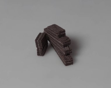 Çikolatalı bisküvi gofretleri lezzetli çikolatalı kremayla dolu. Gofretler genellikle tatlı, ince, düz ve kurudur. Kuru ve gevrek gofretler yemek için hazır. Çikolatalı gofret modeli. Odak bulanıklığı.