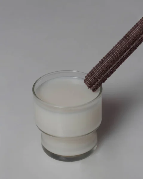 Czekoladowe Wafle Mlekiem Niezła Kombinacja Ciasto Czekoladowe Wafelkami Wypełnione Kremem — Zdjęcie stockowe