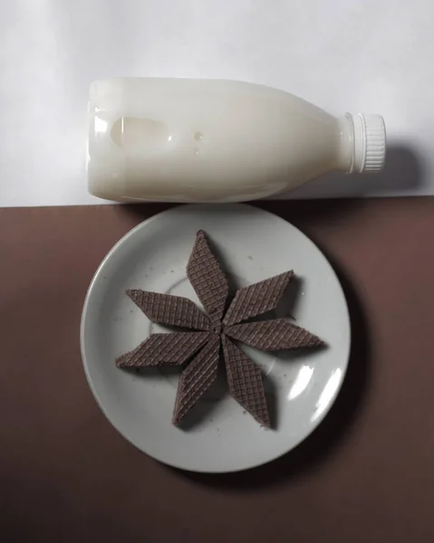 Schokoladenwaffeln Gepaart Mit Milch Eine Schöne Kombination Waffelschokoladenkekse Gefüllt Mit — Stockfoto