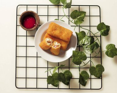 Kızarmış börekler parlak bir arka planda izole edilmiş. Bu tipik Semarang yemeği, bazen Lun pia olarak telaffuz edilir, bir tür geleneksel Çin-Cava atıştırmalığıdır. Bulanık odak. Abur cubur maketi.