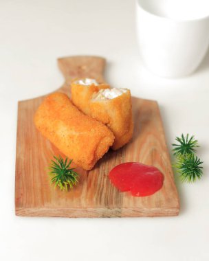 Kızarmış börekler parlak bir arka planda izole edilmiş. Bu tipik Semarang yemeği, bazen Lun pia olarak telaffuz edilir, bir tür geleneksel Çin-Cava atıştırmalığıdır. Bulanık odak. Abur cubur maketi.