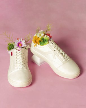 Beyaz arka planda izole edilmiş sade beyaz spor ayakkabıları gençler arasında çok popülerdir. Okul ya da moda için mükemmel basit bir ayakkabı modeli. Reklamınız için boş yer var. Ayakkabı modeli..