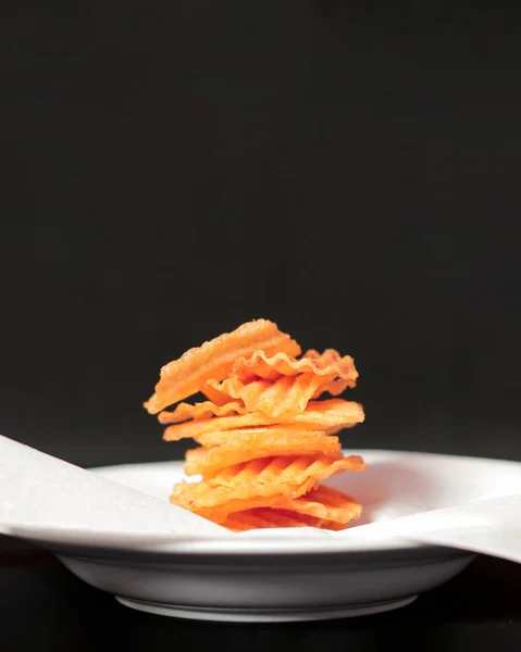 Sült Krumpli Chips Édes Fűszeres Vörös Fűszerekbe Csomagolt Snackek Hozzájárulnak — Stock Fotó