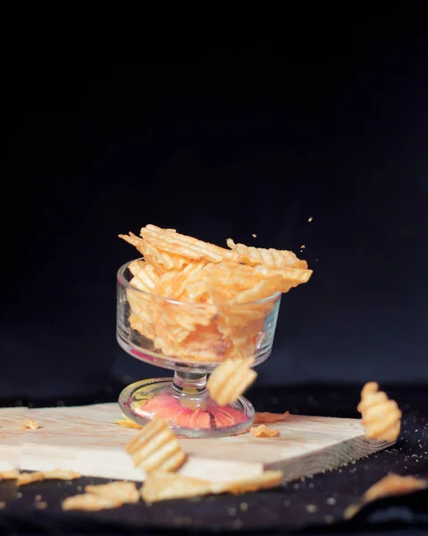 Fırında Patates Cipsi Tatlı Baharatlı Kırmızı Baharatlara Sarılı Abur Cuburlar — Stok fotoğraf