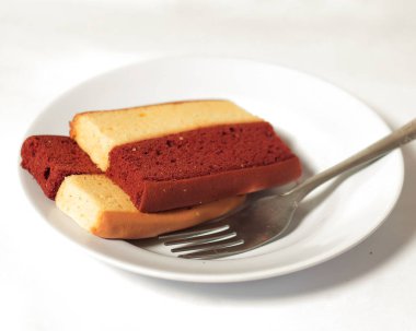 Orijinal ve çikolata aromalı katlı pasta. Katmanlı kek, bir bardak çayla birlikte sabahınıza eşlik etmeye hazır. Endonezya pastası. Bayramda genellikle bir yemek olarak karşılaşıyoruz. Tatlı ve yumuşak pasta. Odak bulanıklığı.