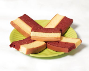 Orijinal ve çikolata aromalı katlı pasta. Katmanlı kek, bir bardak çayla birlikte sabahınıza eşlik etmeye hazır. Endonezya pastası. Bayramda genellikle bir yemek olarak karşılaşıyoruz. Tatlı ve yumuşak pasta. Odak bulanıklığı.