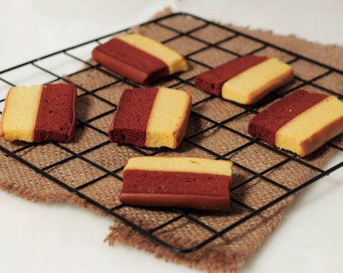 Orijinal ve çikolata aromalı katlı pasta. Katmanlı kek, bir bardak çayla birlikte sabahınıza eşlik etmeye hazır. Endonezya pastası. Bayramda genellikle bir yemek olarak karşılaşıyoruz. Tatlı ve yumuşak pasta. Odak bulanıklığı.