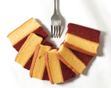 Orijinal ve çikolata aromalı katlı pasta. Katmanlı kek, bir bardak çayla birlikte sabahınıza eşlik etmeye hazır. Endonezya pastası. Bayramda genellikle bir yemek olarak karşılaşıyoruz. Tatlı ve yumuşak pasta. Odak bulanıklığı.