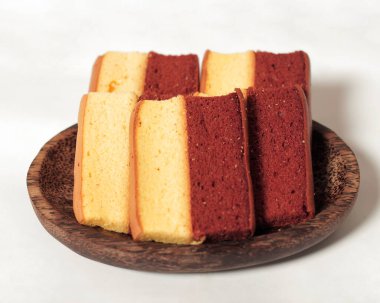 Orijinal ve çikolata aromalı katlı pasta. Katmanlı kek, bir bardak çayla birlikte sabahınıza eşlik etmeye hazır. Endonezya pastası. Bayramda genellikle bir yemek olarak karşılaşıyoruz. Tatlı ve yumuşak pasta. Odak bulanıklığı.