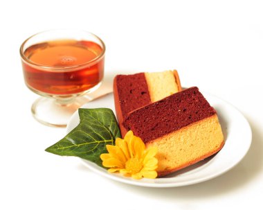 Orijinal ve çikolata aromalı katlı pasta. Katmanlı kek, bir bardak çayla birlikte sabahınıza eşlik etmeye hazır. Endonezya pastası. Bayramda genellikle bir yemek olarak karşılaşıyoruz. Tatlı ve yumuşak pasta. Odak bulanıklığı.