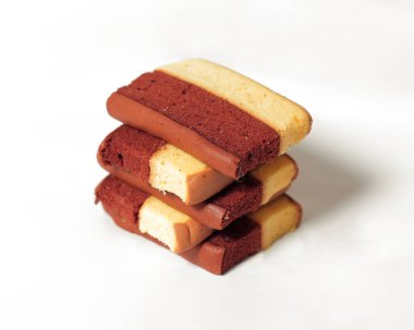 Orijinal ve çikolata aromalı katlı pasta. Katmanlı kek, bir bardak çayla birlikte sabahınıza eşlik etmeye hazır. Endonezya pastası. Bayramda genellikle bir yemek olarak karşılaşıyoruz. Tatlı ve yumuşak pasta. Odak bulanıklığı.