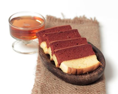 Orijinal ve çikolata aromalı katlı pasta. Katmanlı kek, bir bardak çayla birlikte sabahınıza eşlik etmeye hazır. Endonezya pastası. Bayramda genellikle bir yemek olarak karşılaşıyoruz. Tatlı ve yumuşak pasta. Odak bulanıklığı.