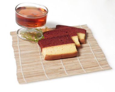 Orijinal ve çikolata aromalı katlı pasta. Katmanlı kek, bir bardak çayla birlikte sabahınıza eşlik etmeye hazır. Endonezya pastası. Bayramda genellikle bir yemek olarak karşılaşıyoruz. Tatlı ve yumuşak pasta. Odak bulanıklığı.