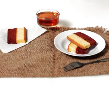 Orijinal ve çikolata aromalı katlı pasta. Katmanlı kek, bir bardak çayla birlikte sabahınıza eşlik etmeye hazır. Endonezya pastası. Bayramda genellikle bir yemek olarak karşılaşıyoruz. Tatlı ve yumuşak pasta. Odak bulanıklığı.