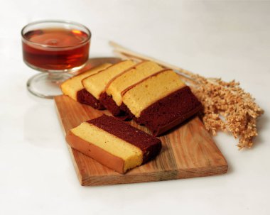 Orijinal ve çikolata aromalı katlı pasta. Katmanlı kek, bir bardak çayla birlikte sabahınıza eşlik etmeye hazır. Endonezya pastası. Bayramda genellikle bir yemek olarak karşılaşıyoruz. Tatlı ve yumuşak pasta. Odak bulanıklığı.