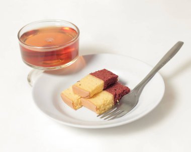 Orijinal ve çikolata aromalı katlı pasta. Katmanlı kek, bir bardak çayla birlikte sabahınıza eşlik etmeye hazır. Endonezya pastası. Bayramda genellikle bir yemek olarak karşılaşıyoruz. Tatlı ve yumuşak pasta. Odak bulanıklığı.