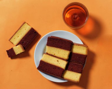 Orijinal ve çikolata aromalı katlı pasta. Katmanlı kek, bir bardak çayla birlikte sabahınıza eşlik etmeye hazır. Endonezya pastası. Bayramda genellikle bir yemek olarak karşılaşıyoruz. Tatlı ve yumuşak pasta. Odak bulanıklığı.