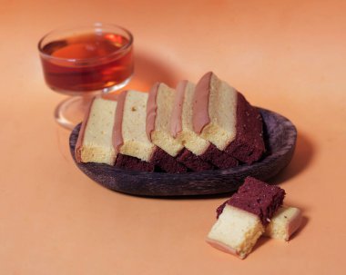 Orijinal ve çikolata aromalı katlı pasta. Katmanlı kek, bir bardak çayla birlikte sabahınıza eşlik etmeye hazır. Endonezya pastası. Bayramda genellikle bir yemek olarak karşılaşıyoruz. Tatlı ve yumuşak pasta. Odak bulanıklığı.