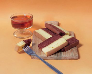 Orijinal ve çikolata aromalı katlı pasta. Katmanlı kek, bir bardak çayla birlikte sabahınıza eşlik etmeye hazır. Endonezya pastası. Bayramda genellikle bir yemek olarak karşılaşıyoruz. Tatlı ve yumuşak pasta. Odak bulanıklığı.