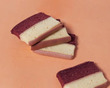 Orijinal ve çikolata aromalı katlı pasta. Katmanlı kek, bir bardak çayla birlikte sabahınıza eşlik etmeye hazır. Endonezya pastası. Bayramda genellikle bir yemek olarak karşılaşıyoruz. Tatlı ve yumuşak pasta. Odak bulanıklığı.