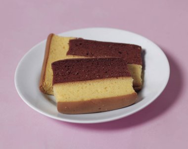 Orijinal ve çikolata aromalı katlı pasta. Katmanlı kek, bir bardak çayla birlikte sabahınıza eşlik etmeye hazır. Endonezya pastası. Bayramda genellikle bir yemek olarak karşılaşıyoruz. Tatlı ve yumuşak pasta. Odak bulanıklığı.