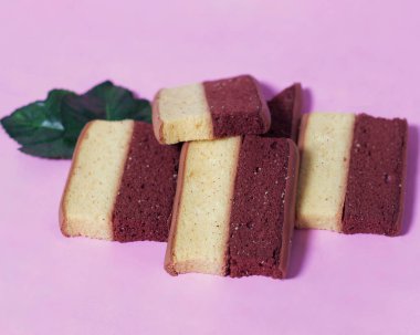 Orijinal ve çikolata aromalı katlı pasta. Katmanlı kek, bir bardak çayla birlikte sabahınıza eşlik etmeye hazır. Endonezya pastası. Bayramda genellikle bir yemek olarak karşılaşıyoruz. Tatlı ve yumuşak pasta. Odak bulanıklığı.