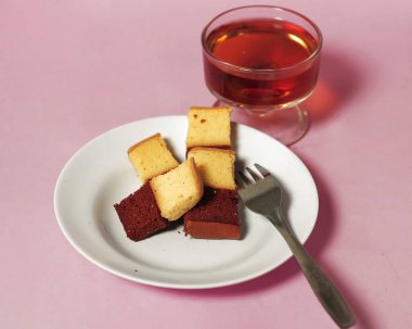 Orijinal ve çikolata aromalı katlı pasta. Katmanlı kek, bir bardak çayla birlikte sabahınıza eşlik etmeye hazır. Endonezya pastası. Bayramda genellikle bir yemek olarak karşılaşıyoruz. Tatlı ve yumuşak pasta. Odak bulanıklığı.