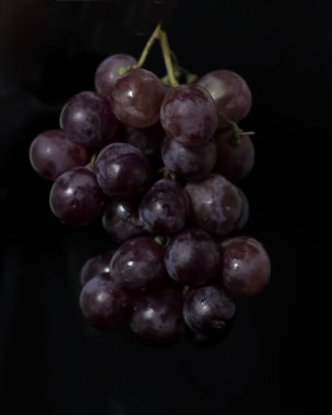 Taze kırmızı şarap. Tatlı ve ekşi tadı olan üzümler erken yaşlanmayı önlemede ve sağlıklı bir beyni korumada yararlı olan A vitamini içerir. Doğrudan yenebilir ya da meyve suyuna dönüştürülebilir. Odak bulanıklığı.