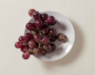 Taze kırmızı şarap. Tatlı ve ekşi tadı olan üzümler erken yaşlanmayı önlemede ve sağlıklı bir beyni korumada yararlı olan A vitamini içerir. Doğrudan yenebilir ya da meyve suyuna dönüştürülebilir. Odak bulanıklığı.