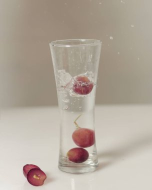 Taze kırmızı şarap. Tatlı ve ekşi tadı olan üzümler erken yaşlanmayı önlemede ve sağlıklı bir beyni korumada yararlı olan A vitamini içerir. Doğrudan yenebilir ya da meyve suyuna dönüştürülebilir. Odak bulanıklığı.