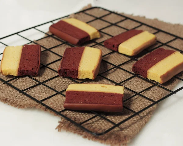 Orijinal ve çikolata aromalı katlı pasta. Katmanlı kek, bir bardak çayla birlikte sabahınıza eşlik etmeye hazır. Endonezya pastası. Bayramda genellikle bir yemek olarak karşılaşıyoruz. Tatlı ve yumuşak pasta. Odak bulanıklığı.