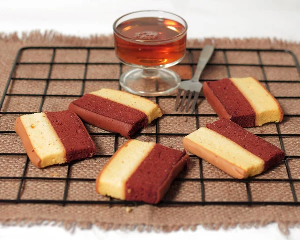 Orijinal ve çikolata aromalı katlı pasta. Katmanlı kek, bir bardak çayla birlikte sabahınıza eşlik etmeye hazır. Endonezya pastası. Bayramda genellikle bir yemek olarak karşılaşıyoruz. Tatlı ve yumuşak pasta. Odak bulanıklığı.