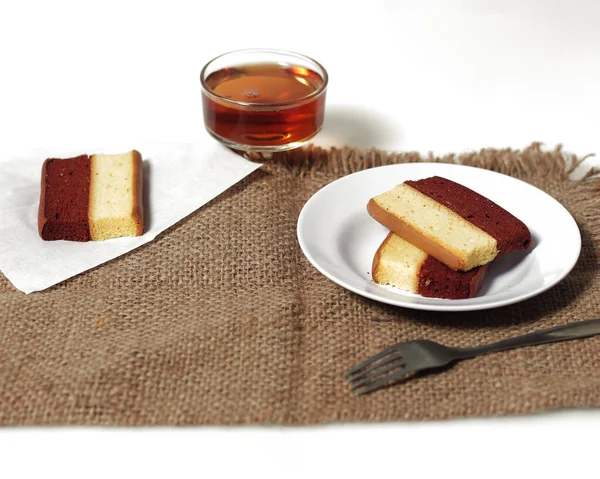 Orijinal ve çikolata aromalı katlı pasta. Katmanlı kek, bir bardak çayla birlikte sabahınıza eşlik etmeye hazır. Endonezya pastası. Bayramda genellikle bir yemek olarak karşılaşıyoruz. Tatlı ve yumuşak pasta. Odak bulanıklığı.