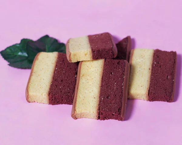 Orijinal ve çikolata aromalı katlı pasta. Katmanlı kek, bir bardak çayla birlikte sabahınıza eşlik etmeye hazır. Endonezya pastası. Bayramda genellikle bir yemek olarak karşılaşıyoruz. Tatlı ve yumuşak pasta. Odak bulanıklığı.