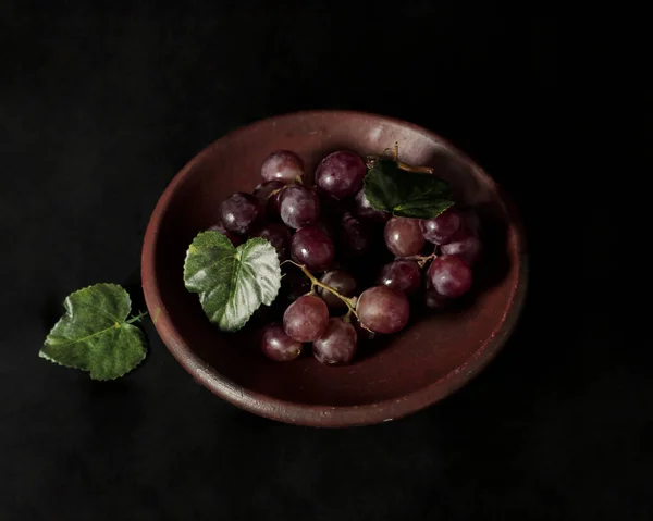 Fresh red wine. Grapes with a sweet and sour taste contain lots of vitamin A which is useful for preventing premature aging and maintaining a healthy brain. Can be eaten directly or made into juice. Focus blur.
