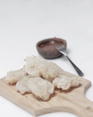 Sirk ya da kızarmış asi. Siren nişasta ya da muhallebi unundan yapılır ve genellikle tavuk ya da sosis gibi diğer malzemelerle birlikte eklenir ve sonra da kızartılır. Sirkin çiğnenmiş bir dokusu vardır. Odak bulanıklığı