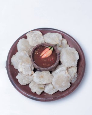 Sirk ya da kızarmış asi. Siren nişasta ya da muhallebi unundan yapılır ve genellikle tavuk ya da sosis gibi diğer malzemelerle birlikte eklenir ve sonra da kızartılır. Sirkin çiğnenmiş bir dokusu vardır. Odak bulanıklığı