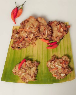 Kızarmış Bakwan. Un ve sebze karışımından işlenmiş. Bu Endonezya yemeklerini kendin yapmak çok kolay. Geleneksel sokak yemekleri, çiğ biberle servis edilir. Odak bulanıklığı. Endonezya yemek modeli.