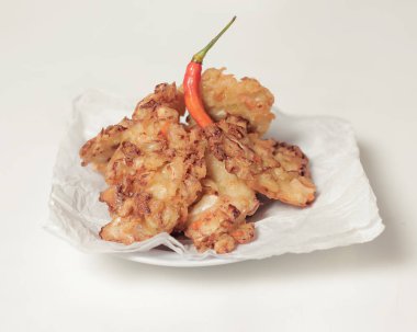 Kızarmış Bakwan. Un ve sebze karışımından işlenmiş. Bu Endonezya yemeklerini kendin yapmak çok kolay. Geleneksel sokak yemekleri, çiğ biberle servis edilir. Odak bulanıklığı. Endonezya yemek modeli.