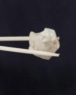 Tavuk köfteleri hâlâ sıcakken yenir. Siomay bir çeşit Dim Sum 'dur. Siomay gündüzleri kahvaltı menüsü ya da yemek olarak uygundur. Genellikle fıstık sosuyla servis edilir. Odak bulanıklığı