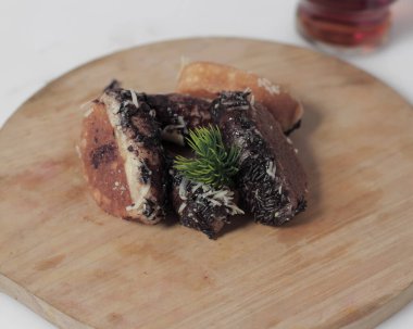 Çeşitli malzemelerle puf keki. Pukis keki ya da kısaca Pukis, Endonezya 'da geleneksel bir kek veya aperatiftir. Pukis kekinin kendine özgü bir şekli ve rengi var. Endonezya geleneksel yemek modeli.