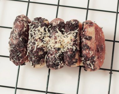 Çeşitli malzemelerle puf keki. Pukis keki ya da kısaca Pukis, Endonezya 'da geleneksel bir kek veya aperatiftir. Pukis kekinin kendine özgü bir şekli ve rengi var. Endonezya geleneksel yemek modeli.