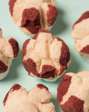 Buharda pişmiş kek ya da çikolatalı kek. Bu pastanın yumuşak ve tatlı bir dokusu var. Endonezya pastası. Market atıştırmalıkları. Buğulanmış kekler kahvaltıda ekmeğin yerine geçebilir. Atıştırmalık maketi. Odak bulanıklığı.