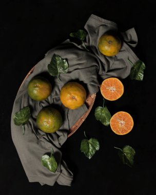 Parlak taze portakallar. Taze portakalları parlak bir arka planla birleştirme kavramı genellikle tasarım şablonları ve modellemeler için kullanılır. Güzel bir portakal dilimi. Odak bulanıklığı.