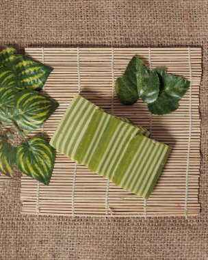 Orijinal ve pandan aromalı katlı kek. Katmanlı kek, sabahınıza bir bardak çayla eşlik etmeye hazır. Endonezya pastası. Bayramda genelde meze olarak görürüz. Tatlı ve yumuşak pasta..