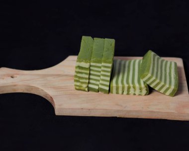 Orijinal ve pandan aromalı katlı kek. Katmanlı kek, sabahınıza bir bardak çayla eşlik etmeye hazır. Endonezya pastası. Bayramda genelde meze olarak görürüz. Tatlı ve yumuşak pasta..