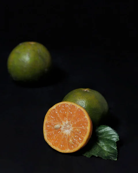 新鲜的橙子将新鲜橙子与明亮的背景相结合的概念 通常用于设计模板和模型 漂亮的橙色切片形状 焦距模糊 — 图库照片
