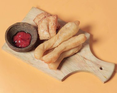 Sabah kahvaltınız için kızarmış ekmek. Kızarmış ekmeğin tatlı ve lezzetli bir tadı vardır. Bir fincan sıcak çayla iyi gider. Bu ekmek, yolun kenarında bulunabilir. Kızarmış Mockup. Odak bulanıklığı.