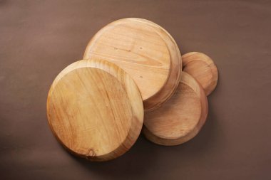 Kahverengi bir yüzey üzerine birkaç kase üst üste yerleştirilir..